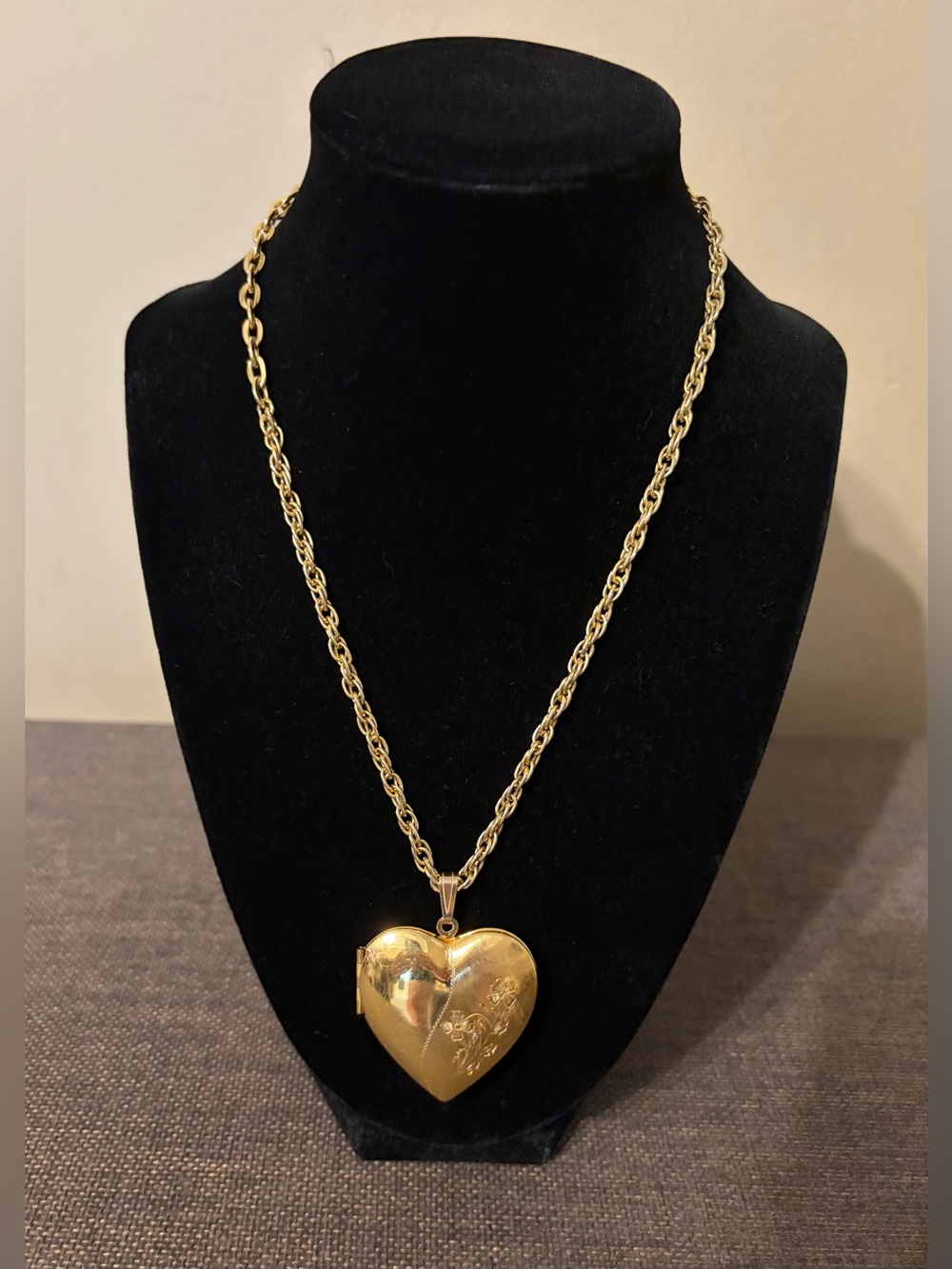 Vintage Gold Heart Locket Necklace - Elegant Women's Jewelry